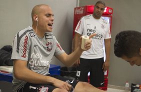 Julio Cesar, que hoje completa 100 jogos pelo Corinthians, e Adriano nos vestirios antes da partida entre Corinthians x Botafogo, realizada esta noite no estdio do Pacaembu, vlida pela 29 rodada do Campeonato Brasileiro de 2011