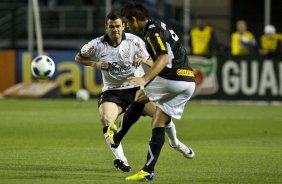 Leandro Castán e Elkesson durante a partida entre Corinthians x Botafogo, realizada esta noite no estádio do Pacaembu, válida pela 29ª rodada do Campeonato Brasileiro de 2011