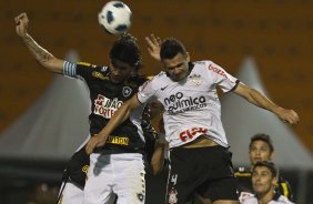 Loko Abreu e Leandro Castán durante a partida entre Corinthians x Botafogo, realizada esta noite no estádio do Pacaembu, válida pela 29ª rodada do Campeonato Brasileiro de 2011