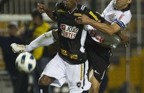 Maicossuel e Alessandro durante a partida entre Corinthians x Botafogo, realizada esta noite no estádio do Pacaembu, válida pela 29ª rodada do Campeonato Brasileiro de 2011