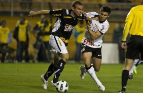 Marcelo Mattos e Alex durante a partida entre Corinthians x Botafogo, realizada esta noite no estádio do Pacaembu, válida pela 29ª rodada do Campeonato Brasileiro de 2011