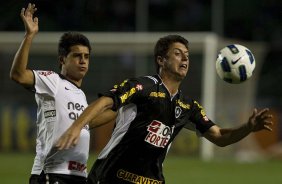 Moradei e Felipe Menezes durante a partida entre Corinthians x Botafogo, realizada esta noite no estádio do Pacaembu, válida pela 29ª rodada do Campeonato Brasileiro de 2011