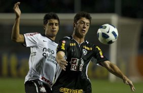 Moradei e Felipe Menezes durante a partida entre Corinthians x Botafogo, realizada esta noite no estádio do Pacaembu, válida pela 29ª rodada do Campeonato Brasileiro de 2011