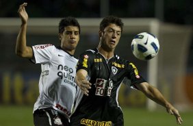 Moradei e Felipe Menezes durante a partida entre Corinthians x Botafogo, realizada esta noite no estdio do Pacaembu, vlida pela 29 rodada do Campeonato Brasileiro de 2011