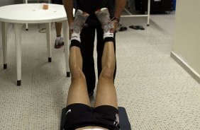 O fisioterapeuta Paulo Vieira e Danilo nos vestirios antes da partida entre Corinthians x Botafogo, realizada esta noite no estdio do Pacaembu, vlida pela 29 rodada do Campeonato Brasileiro de 2011