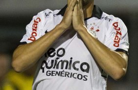 Paulo André lamenta perda de um gol durante a partida entre Corinthians x Botafogo, realizada esta noite no estádio do Pacaembu, válida pela 29ª rodada do Campeonato Brasileiro de 2011