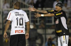 Adriano e Fabio Ferreira durante a partida entre Corinthians x Botafogo, realizada esta noite no estádio do Pacaembu, válida pela 29ª rodada do Campeonato Brasileiro de 2011