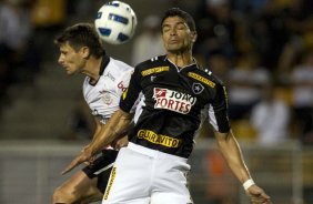 Alex e Renato durante a partida entre Corinthians x Botafogo, realizada esta noite no estádio do Pacaembu, válida pela 29ª rodada do Campeonato Brasileiro de 2011