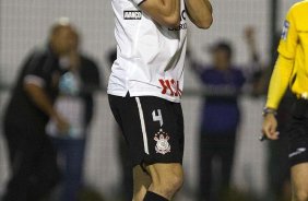 Leandro Castán durante a partida entre Corinthians x Botafogo, realizada esta noite no estádio do Pacaembu, válida pela 29ª rodada do Campeonato Brasileiro de 2011
