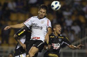 Paulo André e Antônio Carlos durante a partida entre Corinthians x Botafogo, realizada esta noite no estádio do Pacaembu, válida pela 29ª rodada do Campeonato Brasileiro de 2011