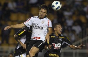 Paulo Andr e Antnio Carlos durante a partida entre Corinthians x Botafogo, realizada esta noite no estdio do Pacaembu, vlida pela 29 rodada do Campeonato Brasileiro de 2011