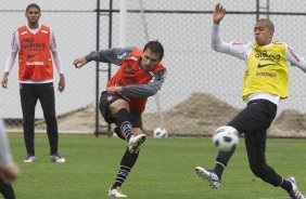 Paulo Andr e Andr Vinicius durante o treino desta manh no CT Joaquim Grava, no Parque Ecolgico do Tiete, o prximo jogo ser contra o Cruzeiro, amanh, domingo, dia 16/10, na Serejo, vlida pela 30 rodada do Brasileiro 2011