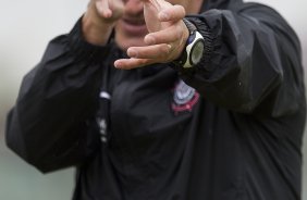 Tite durante o treino desta manh no CT Joaquim Grava, no Parque Ecolgico do Tiete, o prximo jogo ser contra o Cruzeiro, amanh, domingo, dia 16/10, na Serejo, vlida pela 30 rodada do Brasileiro 2011