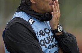 Tite durante o treino desta manh no CT Joaquim Grava, no Parque Ecolgico do Tiete, o prximo jogo ser contra o Cruzeiro, amanh, domingo, dia 16/10, na Serejo, vlida pela 30 rodada do Brasileiro 2011