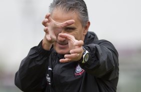 Tite durante o treino desta manh no CT Joaquim Grava, no Parque Ecolgico do Tiete, o prximo jogo ser contra o Cruzeiro, amanh, domingo, dia 16/10, na Serejo, vlida pela 30 rodada do Brasileiro 2011