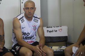 Alessandro com uma camisa em homenagem a sua filha nos vestiários antes da partida entre Cruzeiro x Corinthians, realizada esta tarde no estádio da Arena do Jacaré, em Sete Lagoas/MG, válida pela 30ª rodada do Campeonato Brasileiro de 2011