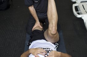 O fisioterapeuta Betinho com Danilo nos vestirios antes da partida entre Cruzeiro x Corinthians, realizada esta tarde no estdio da Arena do Jacar, em Sete Lagoas/MG, vlida pela 30 rodada do Campeonato Brasileiro de 2011