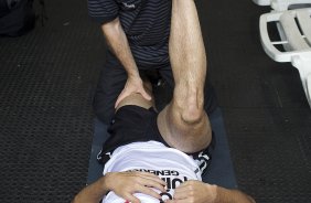 O fisioterapeuta Betinho com Danilo nos vestiários antes da partida entre Cruzeiro x Corinthians, realizada esta tarde no estádio da Arena do Jacaré, em Sete Lagoas/MG, válida pela 30ª rodada do Campeonato Brasileiro de 2011