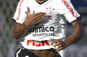 Paulinho comemora seu gol durante a partida entre Cruzeiro x Corinthians, realizada esta tarde no estdio da Arena do Jacar, em Sete Lagoas/MG, vlida pela 30 rodada do Campeonato Brasileiro de 2011