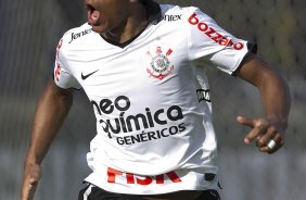 Paulinho comemora seu gol durante a partida entre Cruzeiro x Corinthians, realizada esta tarde no estdio da Arena do Jacar, em Sete Lagoas/MG, vlida pela 30 rodada do Campeonato Brasileiro de 2011