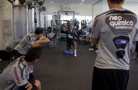 O preparador fsico Fabio Mahseredjian orienta os jogadores durante o treino na academia esta manh no CT Joaquim Grava, no Parque Ecolgico do Tiete, o prximo jogo ser contra o Internacional/RS, domingo, dia 23/10, no estdio Beira-Rio, vlida pela 31 rodada do Brasileiro 2011