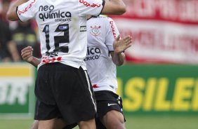Alex comemora seu gol com Ralf durante a partida entre Internacional/RS x Corinthians, realizada esta tarde no estdio Beira Rio, em Porto Alegre/RS, vlida pela 31 rodada do Campeonato Brasileiro de 2011