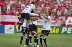 Comemorao do gol do Corinthians durante a partida entre Internacional/RS x Corinthians, realizada esta tarde no estdio Beira Rio, em Porto Alegre/RS, vlida pela 31 rodada do Campeonato Brasileiro de 2011