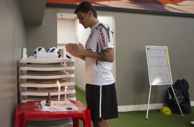 Fabio Santos nos vestiários antes da partida entre Internacional/RS x Corinthians, realizada esta tarde no estádio Beira Rio, em Porto Alegre/RS, válida pela 31ª rodada do Campeonato Brasileiro de 2011