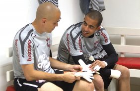 Julio Cesar e Danilo Fernandes nos vestirios antes da partida entre Internacional/RS x Corinthians, realizada esta tarde no estdio Beira Rio, em Porto Alegre/RS, vlida pela 31 rodada do Campeonato Brasileiro de 2011