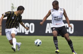 Acao durante o jogo treino contra o So Bernardo esta manh no CT Joaquim Grava, no Parque Ecolgico do Tiete, o prximo jogo ser contra o Ava, domingo, dia 30/10, no Pacaembu, vlida pela 32 rodada do Brasileiro 2011