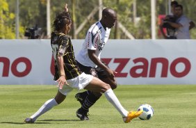 Douglas(d) durante o jogo treino contra o So Bernardo esta manh no CT Joaquim Grava, no Parque Ecolgico do Tiete, o prximo jogo ser contra o Ava, domingo, dia 30/10, no Pacaembu, vlida pela 32 rodada do Brasileiro 2011