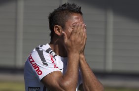 Jorge Henrique passa protetor solar no rosto durante o treino desta manh no CT Joaquim Grava, no Parque Ecolgico do Tiete, o prximo jogo ser contra o Ava, domingo, dia 30/10, no Pacaembu, vlida pela 32 rodada do Brasileiro 2011