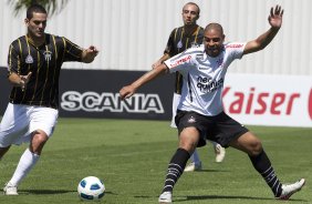 O atacante Adriano durante o jogo treino contra o So Bernardo esta manh no CT Joaquim Grava, no Parque Ecolgico do Tiete, o prximo jogo ser contra o Ava, domingo, dia 30/10, no Pacaembu, vlida pela 32 rodada do Brasileiro 2011