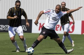 O atacante Adriano durante o jogo treino contra o So Bernardo esta manh no CT Joaquim Grava, no Parque Ecolgico do Tiete, o prximo jogo ser contra o Ava, domingo, dia 30/10, no Pacaembu, vlida pela 32 rodada do Brasileiro 2011