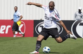 O atacante Adriano durante o jogo treino contra o So Bernardo esta manh no CT Joaquim Grava, no Parque Ecolgico do Tiete, o prximo jogo ser contra o Ava, domingo, dia 30/10, no Pacaembu, vlida pela 32 rodada do Brasileiro 2011