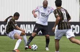 O atacante Adriano durante o jogo treino contra o So Bernardo esta manh no CT Joaquim Grava, no Parque Ecolgico do Tiete, o prximo jogo ser contra o Ava, domingo, dia 30/10, no Pacaembu, vlida pela 32 rodada do Brasileiro 2011