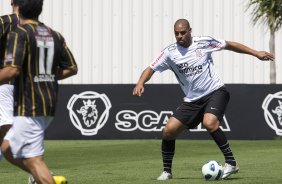 O atacante Adriano durante o jogo treino contra o So Bernardo esta manh no CT Joaquim Grava, no Parque Ecolgico do Tiete, o prximo jogo ser contra o Ava, domingo, dia 30/10, no Pacaembu, vlida pela 32 rodada do Brasileiro 2011