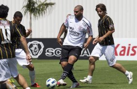 O atacante Adriano durante o jogo treino contra o So Bernardo esta manh no CT Joaquim Grava, no Parque Ecolgico do Tiete, o prximo jogo ser contra o Ava, domingo, dia 30/10, no Pacaembu, vlida pela 32 rodada do Brasileiro 2011