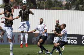 O atacante Adriano(c) durante o jogo treino contra o So Bernardo esta manh no CT Joaquim Grava, no Parque Ecolgico do Tiete, o prximo jogo ser contra o Ava, domingo, dia 30/10, no Pacaembu, vlida pela 32 rodada do Brasileiro 2011