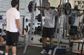 Adriano com o fisioterapeuta Bruno Mazziotti durante o treino desta manh no CT Joaquim Grava, no Parque Ecolgico do Tiete, o prximo jogo ser contra o Ava, domingo, dia 30/10, no Pacaembu, vlida pela 32 rodada do Brasileiro 2011