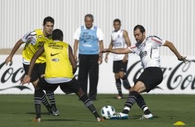 Danilo(d) durante o treino desta tarde no CT Joaquim Grava, no Parque Ecolgico do Tiete, o prximo jogo ser contra o Ava, domingo, dia 30/10, no Pacaembu, vlida pela 32 rodada do Brasileiro 2011