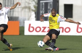 Leandro Castn e Adriano durante o treino desta tarde no CT Joaquim Grava, no Parque Ecolgico do Tiete, o prximo jogo ser contra o Ava, domingo, dia 30/10, no Pacaembu, vlida pela 32 rodada do Brasileiro 2011