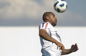 O atacante Adriano durante o treino desta tarde no CT Joaquim Grava, no Parque Ecolgico do Tiete, o prximo jogo ser contra o Ava, domingo, dia 30/10, no Pacaembu, vlida pela 32 rodada do Brasileiro 2011