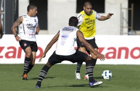 Ralf, Paulinho, de costas, e Adriano durante o treino desta tarde no CT Joaquim Grava, no Parque Ecolgico do Tiete, o prximo jogo ser contra o Ava, domingo, dia 30/10, no Pacaembu, vlida pela 32 rodada do Brasileiro 2011