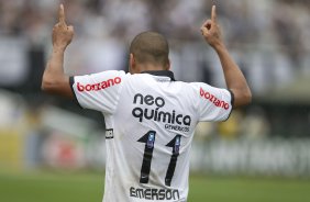 Emerson comemora gol o Corinthians durante a partida entre Corinthians x Ava, realizada esta tarde no estdio do Pacaembu, vlida pela 32 rodada do Campeonato Brasileiro de 2011