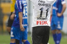Emerson comemora seu gol durante a partida entre Corinthians x Ava, realizada esta tarde no estdio do Pacaembu, vlida pela 32 rodada do Campeonato Brasileiro de 2011