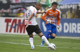Emerson faz o primeiro gol do Corinthians durante a partida entre Corinthians x Ava, realizada esta tarde no estdio do Pacaembu, vlida pela 32 rodada do Campeonato Brasileiro de 2011