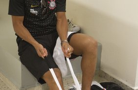 Emerson nos vestirios antes da partida entre Corinthians x Ava, realizada esta tarde no estdio do Pacaembu, vlida pela 32 rodada do Campeonato Brasileiro de 2011