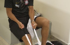Emerson nos vestiários antes da partida entre Corinthians x Avaí, realizada esta tarde no estádio do Pacaembu, válida pela 32ª rodada do Campeonato Brasileiro de 2011