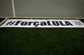 Faixa em homenagem ao ex-presidente Luiz Inacio Lula da Silva nos vestiários antes da partida entre Corinthians x Avaí, realizada esta tarde no estádio do Pacaembu, válida pela 32ª rodada do Campeonato Brasileiro de 2011